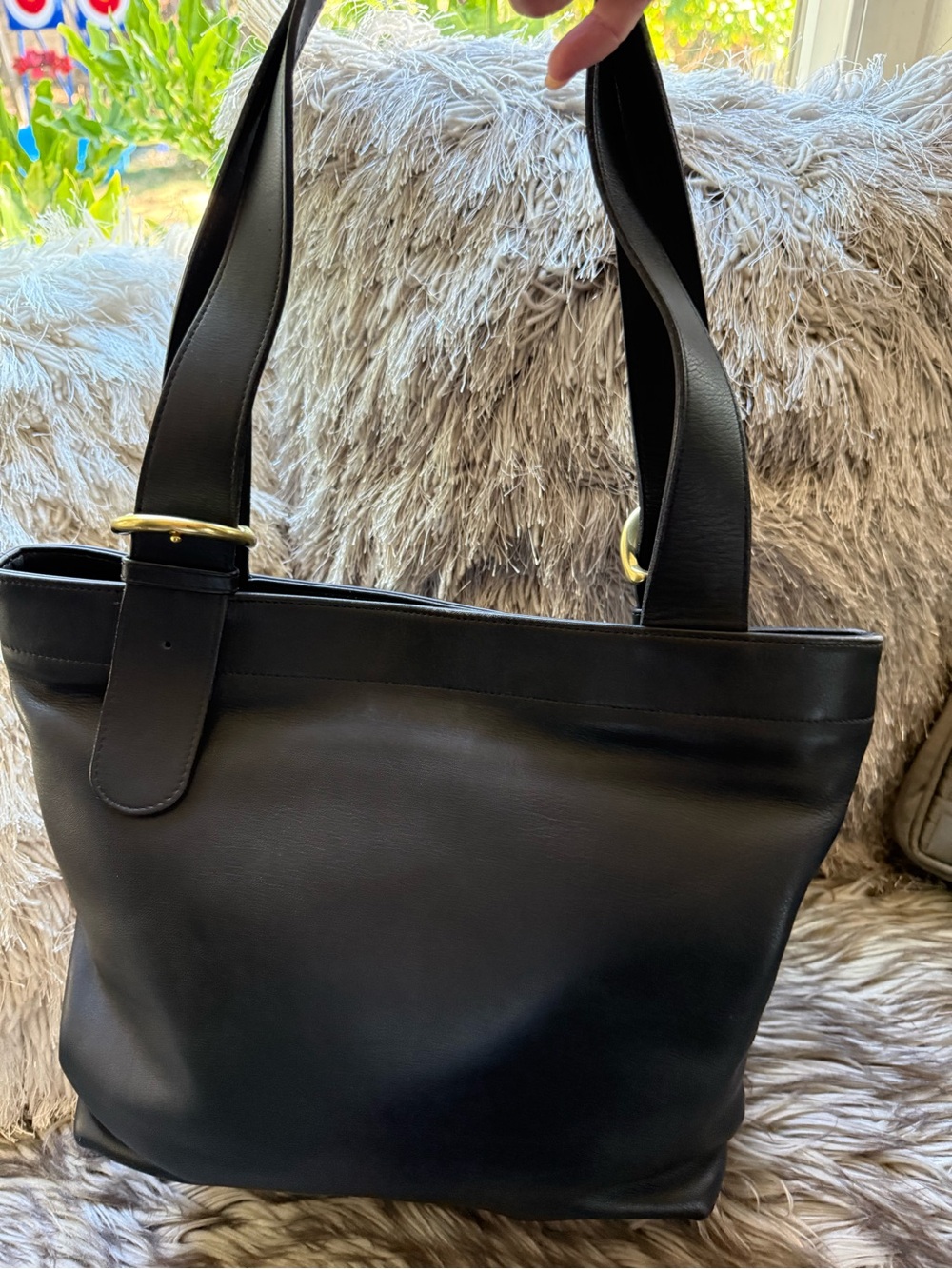 Gorgeous Coach Black Leather Shoulder Tote with Gold Hardware - Picture 2 of 9
